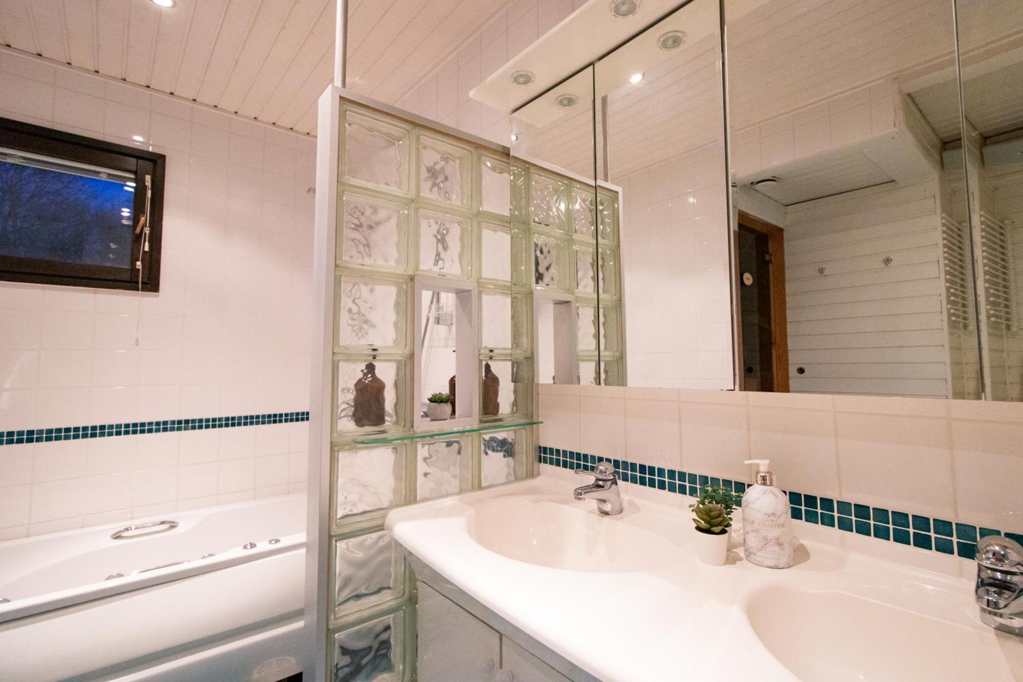 Waterfront Townhouse With Bathtub Sauna,free Parking *